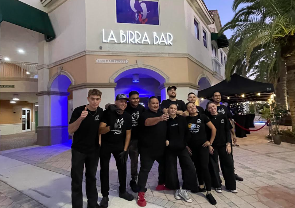 El Cantante Alberto Plazas estuvo presente en la inauguración de La Birra Bar Burger, en Weston, Florida. 