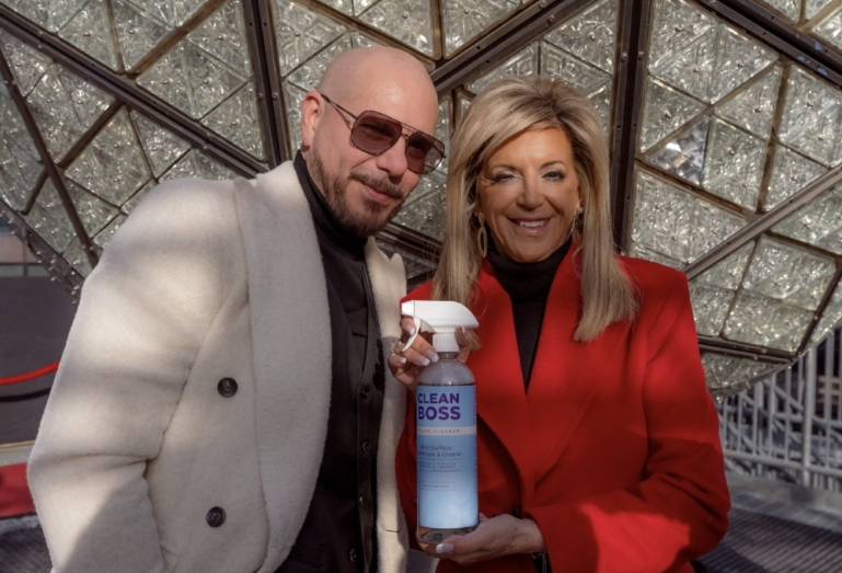 Pitbull y Joy Mangano instalan los cristales finales en la bola para la celebración de Año Nuevo 2025 en Times Square