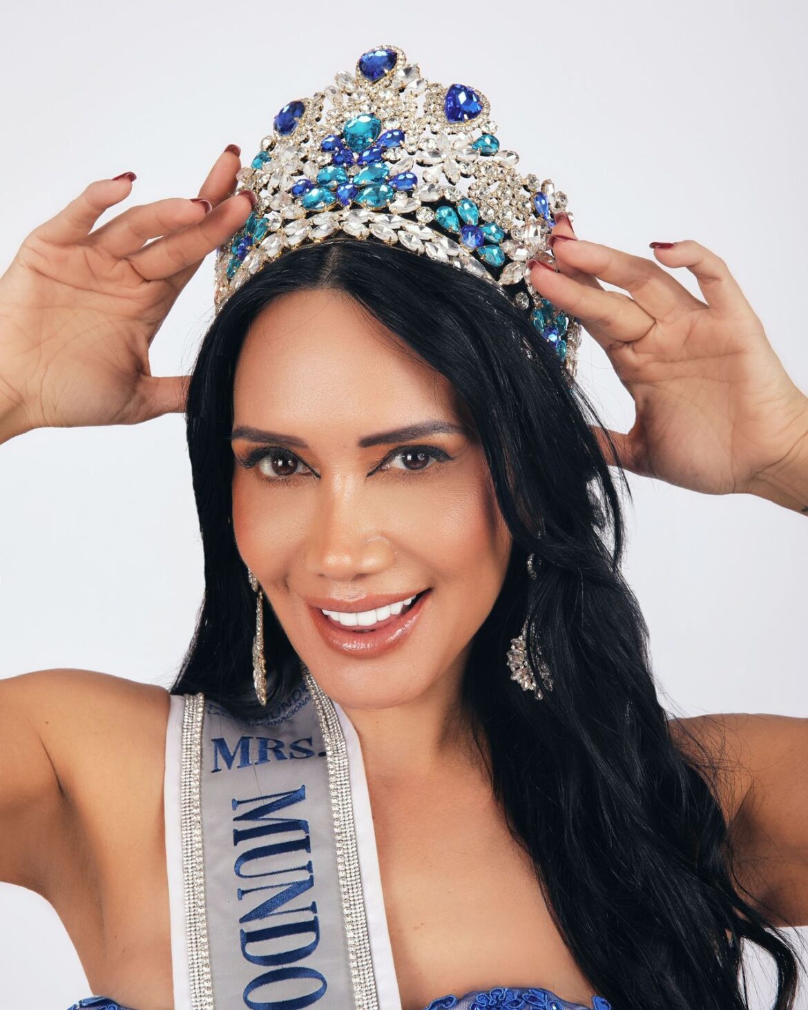 Angie Pajares nacida Lima Perú en una ciudad vibrante, es una multifacética reina de belleza, influencer motivacional y empresaria exitosa