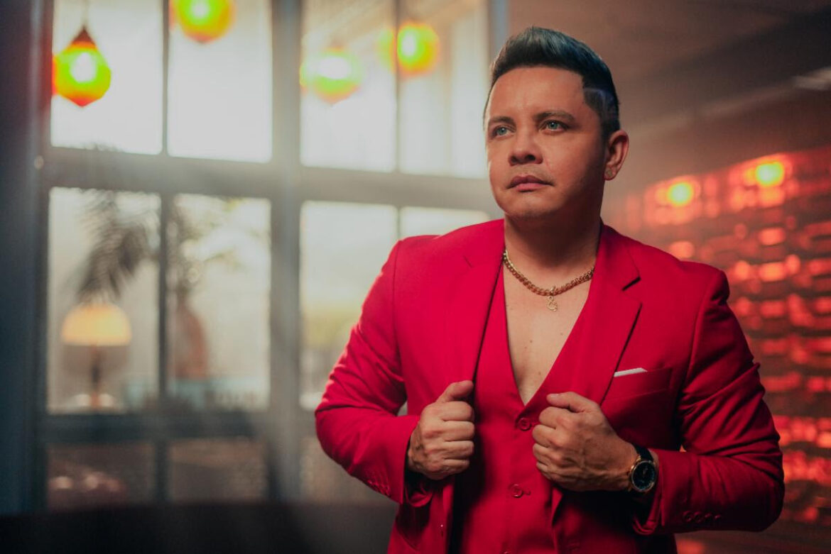 RICHARD GONZÁLEZ PRESENTA SU NUEVO SENCILLO Y VIDEOCLIP «MENTIRA», UNA PROPUESTA ÚNICA CON UNA BANDA FEMENINA