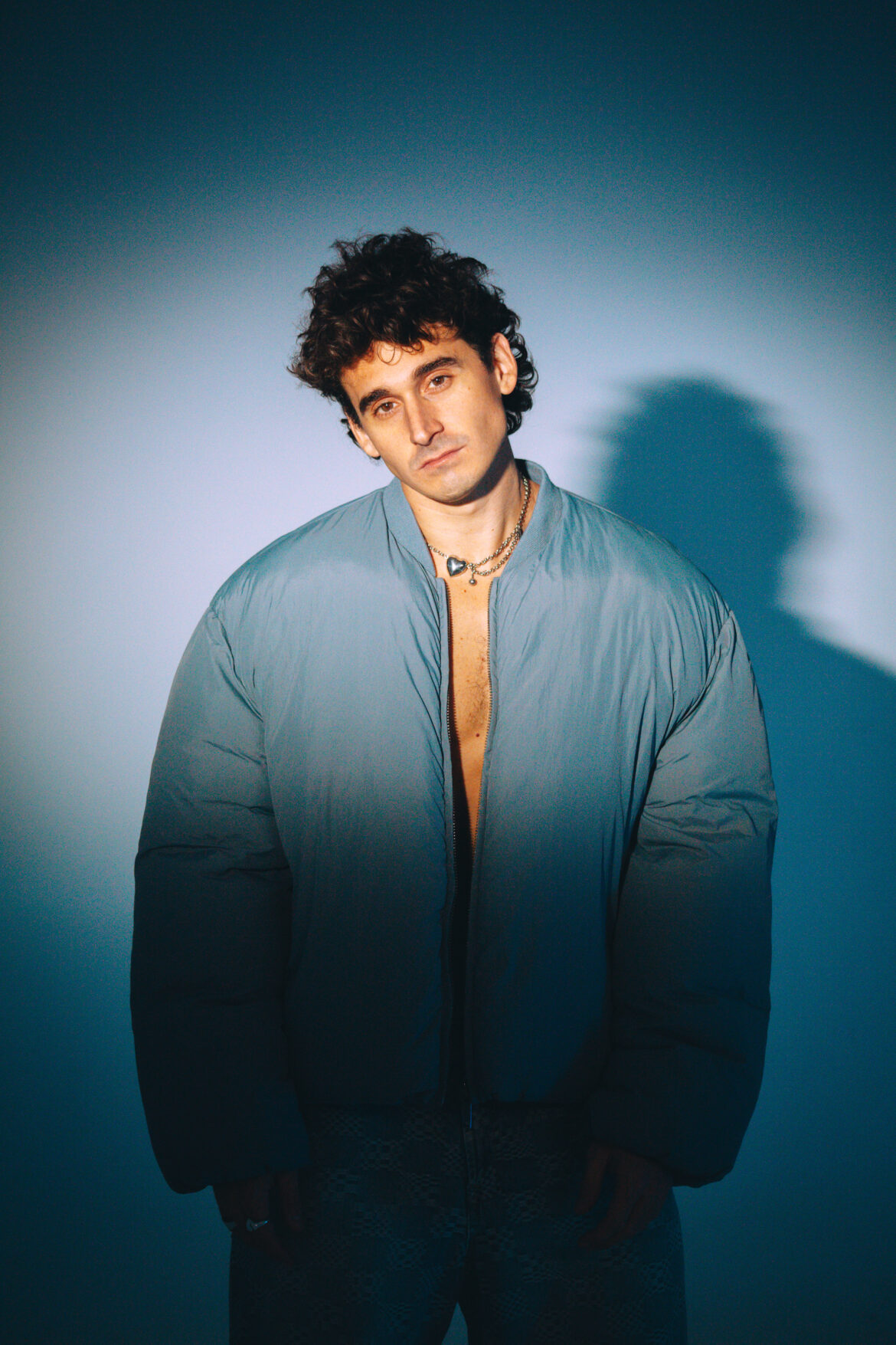 BORJA lanza su segundo álbum “cuando coincidimos”, una exploración poética del amor, el tiempo y la conexión humana