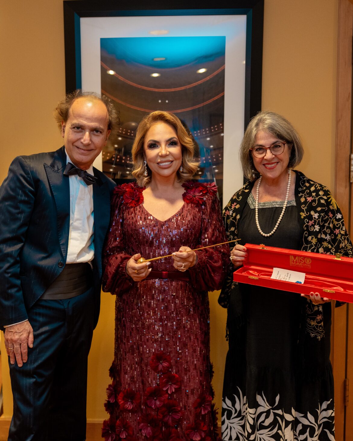 Tatiana Guiribitey recibió el MISO Golden Baton Award 2025 de manos del maestro Eduardo Marturet y la Alcaldesa de Miami