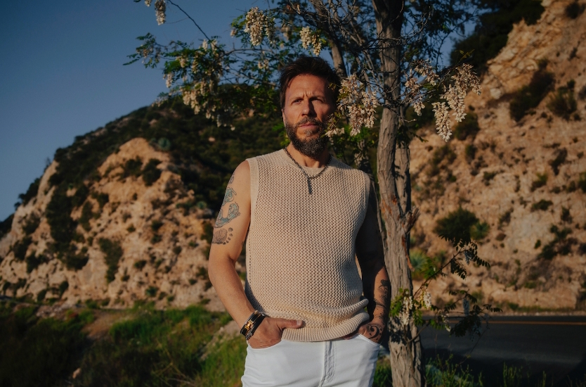 NOEL SCHAJRIS ESTRENA “REGRESANDO A CASA”