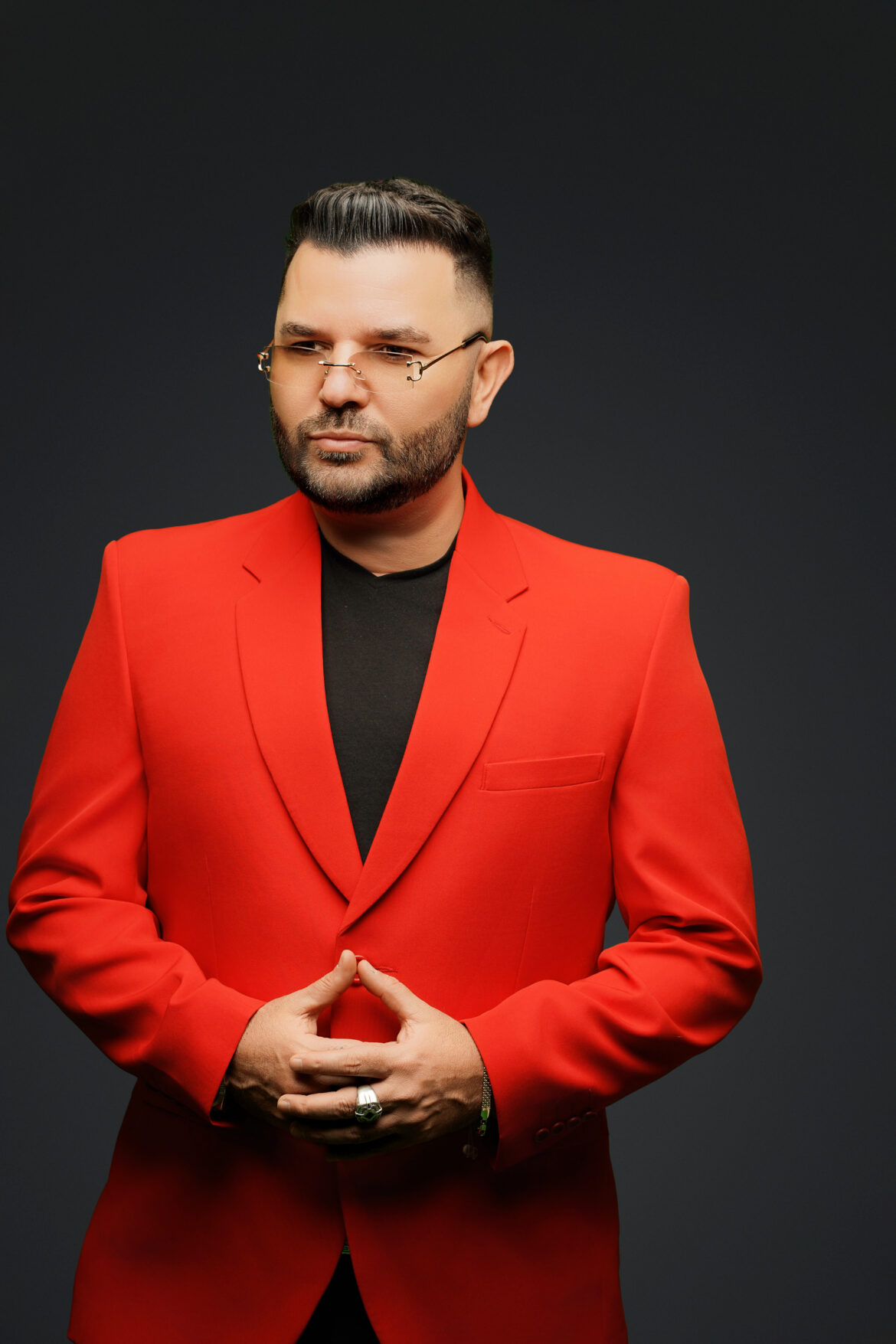 “El estratega detrás del nuevo cine latino: Farid Duque y su revolución con propósito”.