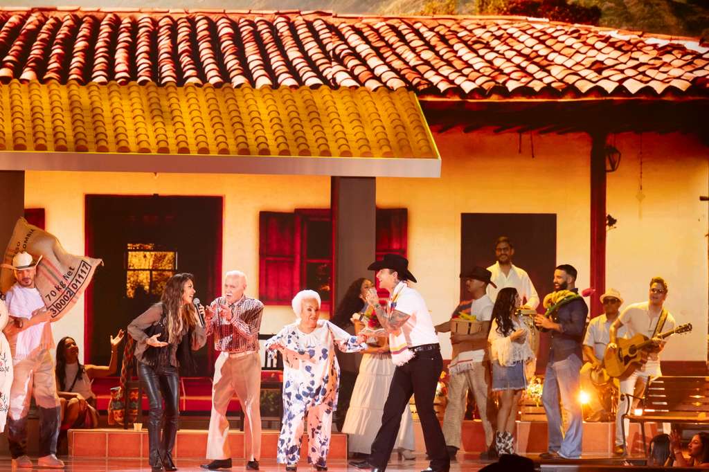 “Ganas con Canas” se roba el show en el escenario de Premio Lo Nuestro junto a Maluma y Kany García 