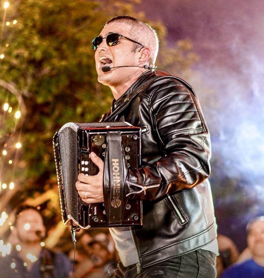 Jhonathan Chávez traspasa fronteras con la música típica panameña