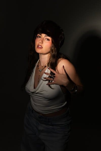 Caluu C. transforma el desamor en empoderamiento en su nuevo lanzamiento “ACTITUD”