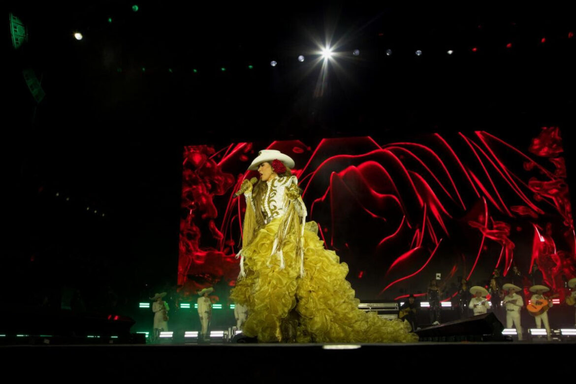 El BMO Stadium con casa llena: Gloria Trevi convirtió la noche en historia con mariachis, Glam y una reconciliación en el escenario