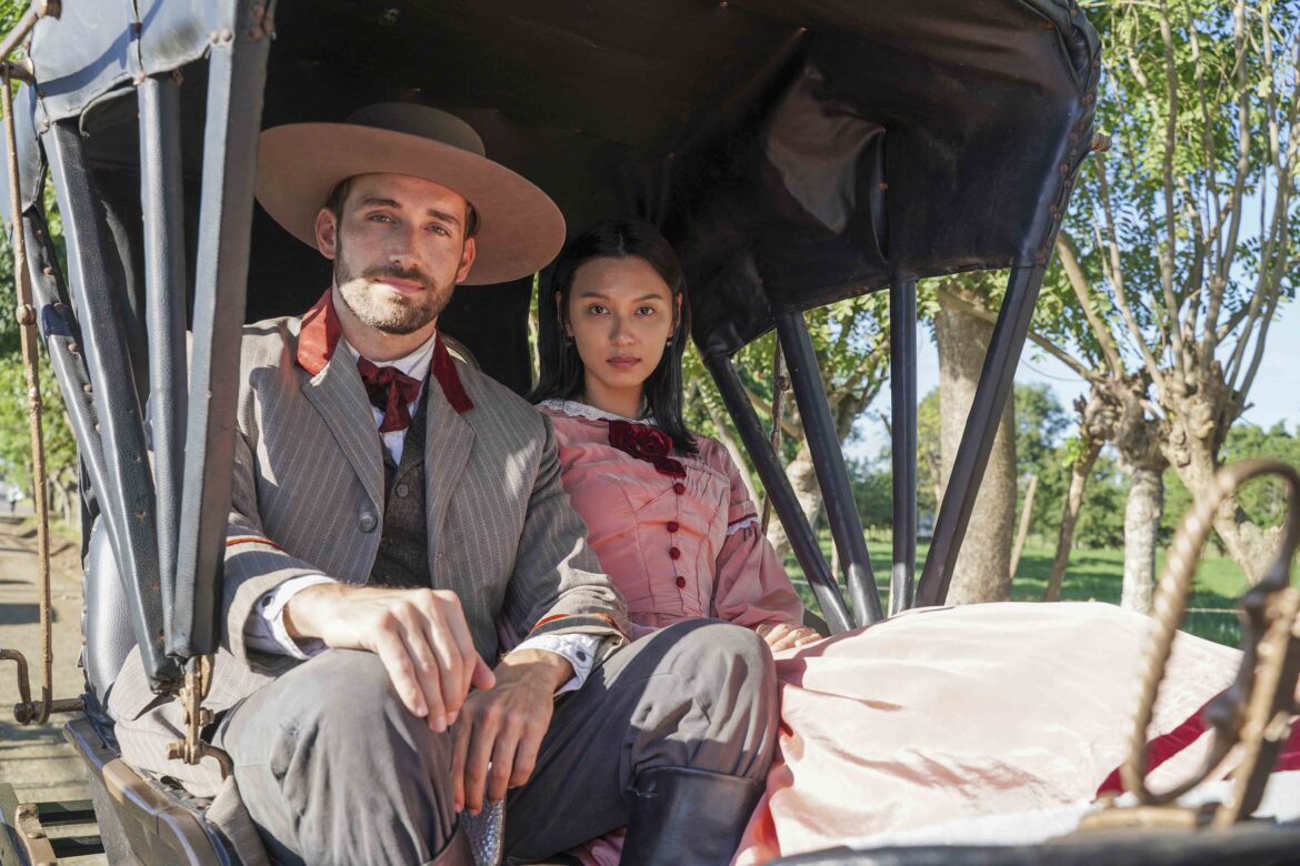 Mauricio Henao revive el siglo XIX con ‘COOLIE’, serie internacional en inglés que debuta en el Miami Film