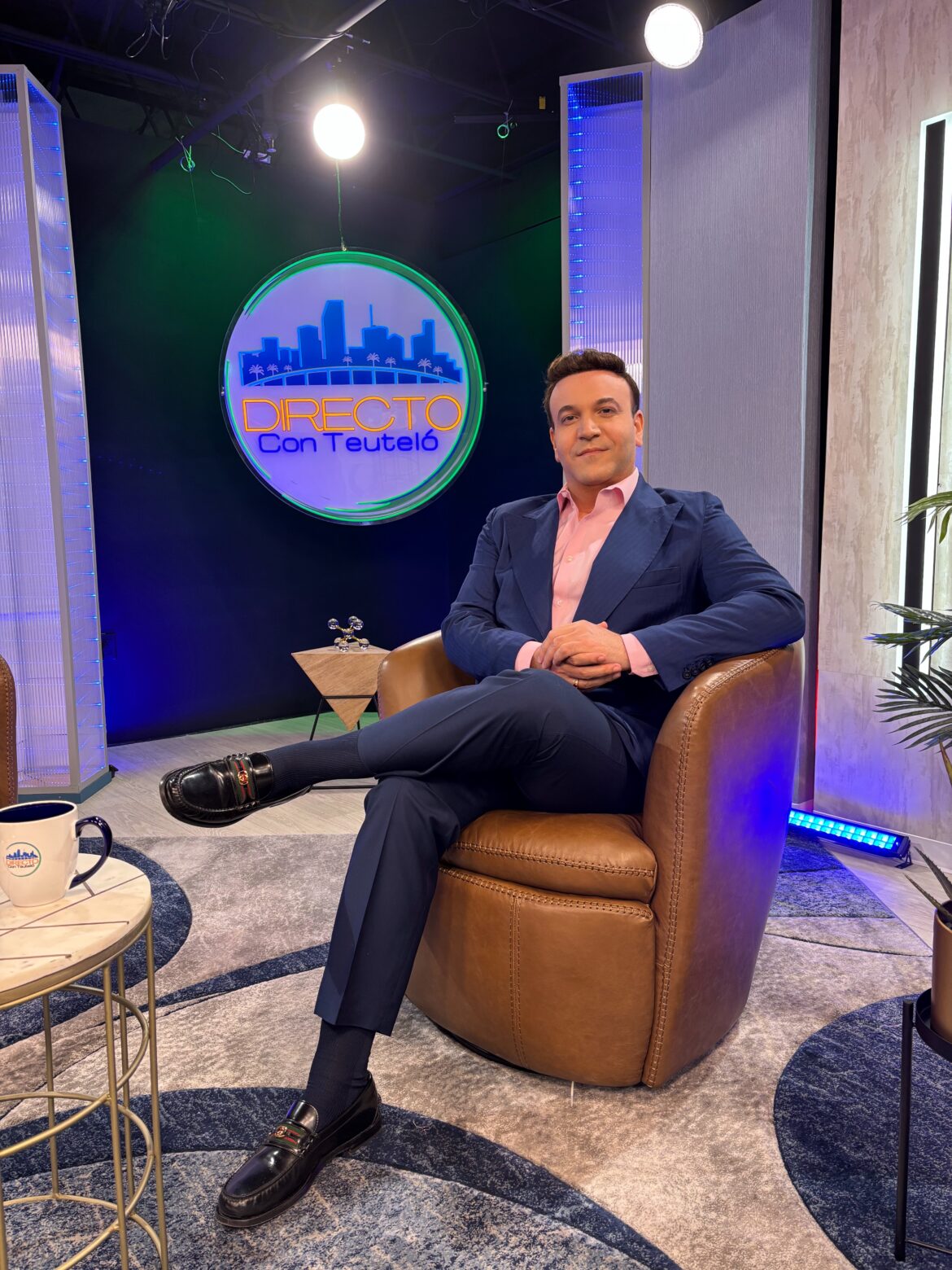 El presentador y empresario cubano Alain Teuteló invita a la inauguración de su propio estudio de televisión