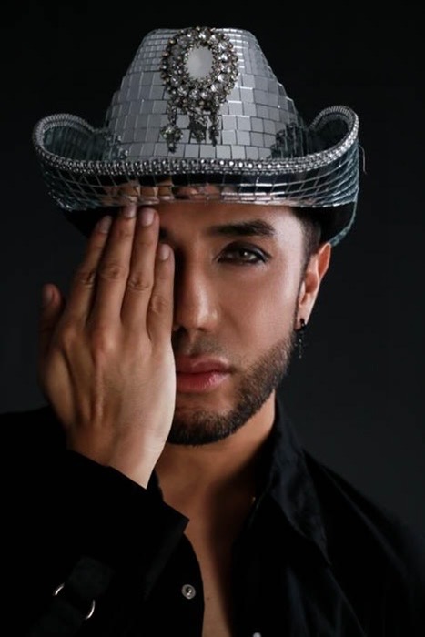 Fedro lanza “QUE LE DIGO”, un tema de regional mexicano que le canta al amor prohibido sin filtros