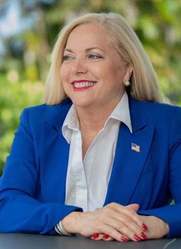 «Hacia las Elecciones: Encuentro entre el Cónsul del Perú y la Supervisora de Elecciones»