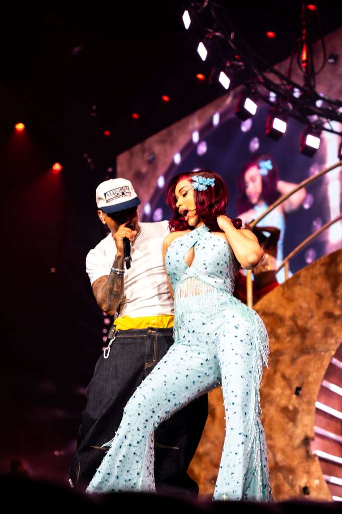 Ozuna sorprende con aparición especial durante la parada del “Little Miss Drama Tour” de Cardi B en Florida