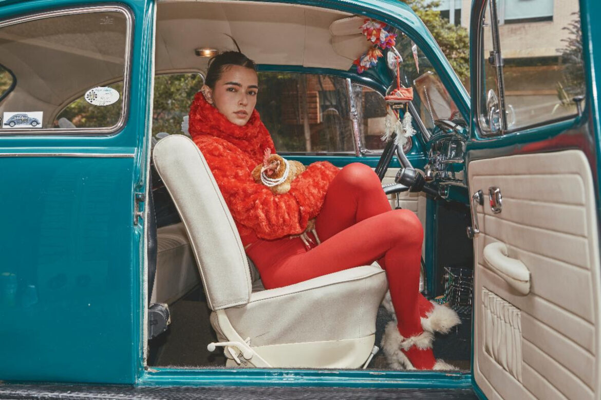 Lucy Vives se inspira en su madre y abuela e inventa la palabra “Mascacielo”, título de su primer lanzamiento en cuatro años