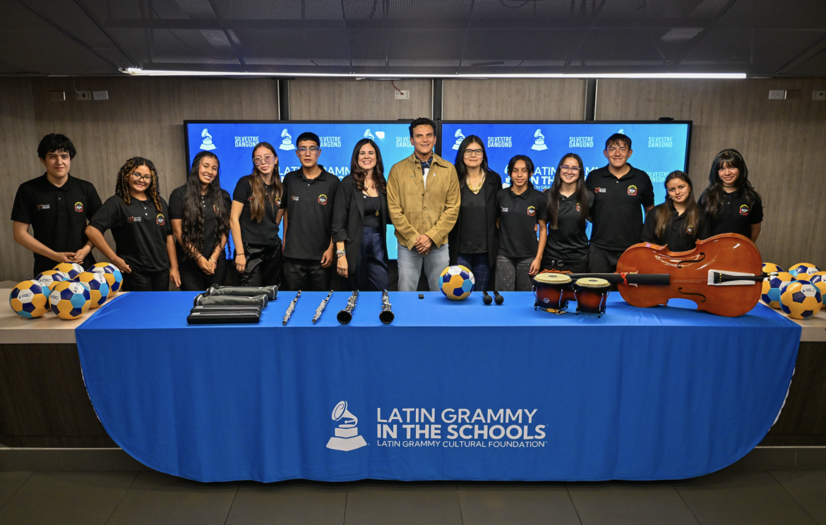 Silvestre Dangond Se Une Al Programa Latin Grammy En Las Escuelas™En Beneficio De Estudiantes En Bogotá, Colombia