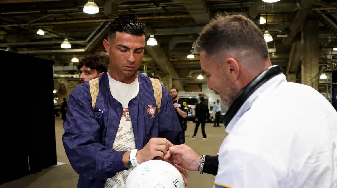 Julián Gil convierte un balón del Mundial en una joya firmada por leyendas del fútbol