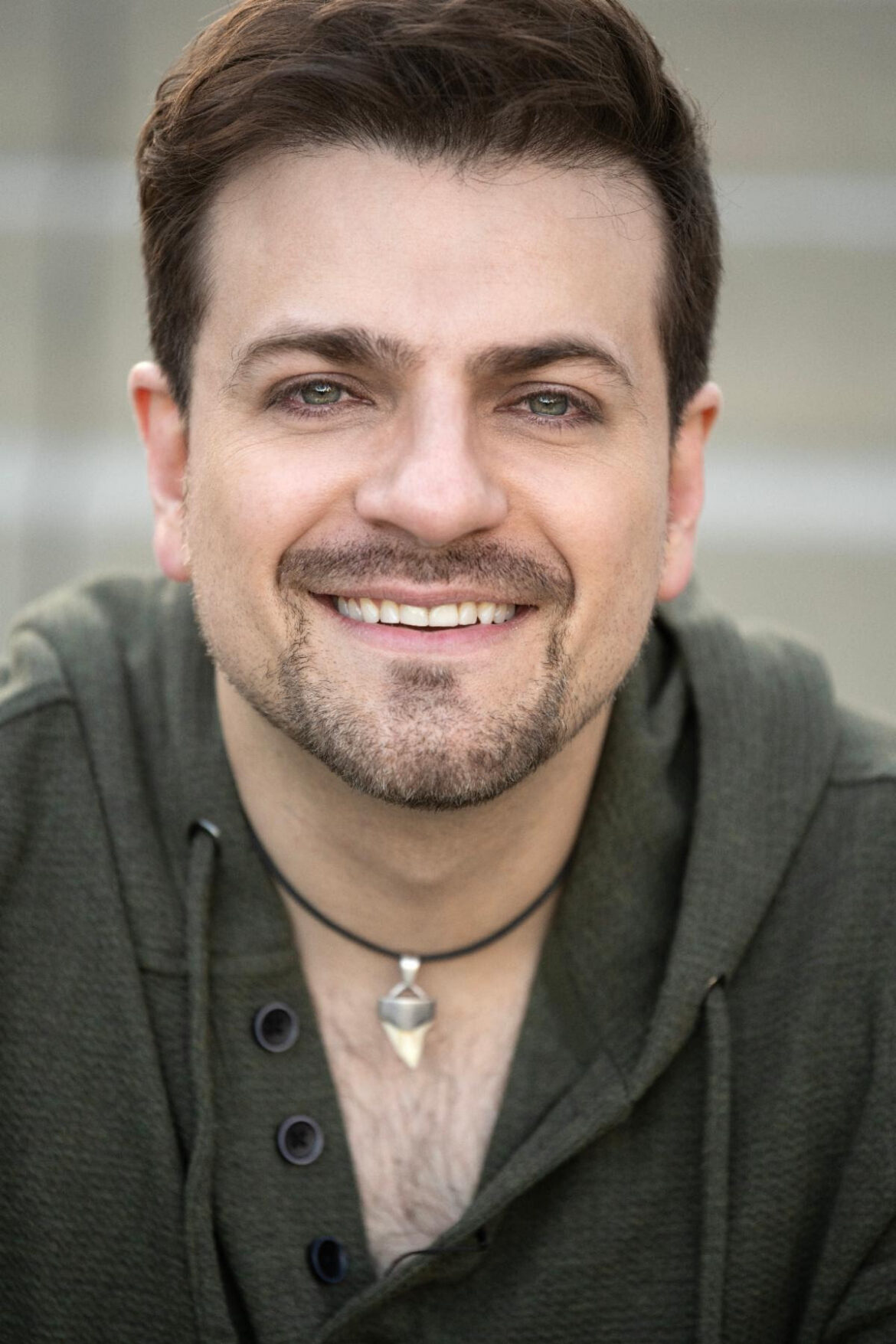 Pablo Azar Brilla como el único actor latino en la comedia sobrenatural “Nurse the Dead”
