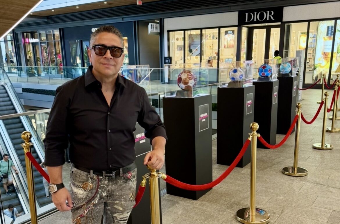 Mr. Bling rinde tributo al Mundial 2026 con una exposición sobre balones de fútbol en Brickell City Centre
