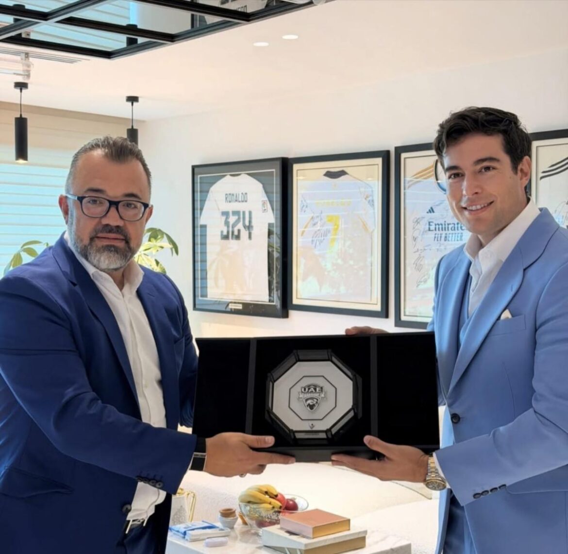 Danilo Carrera  Recibe distinguido reconocimiento en Abu Dhabi durante exitosa visita a los Emiratos Árabes Unidos