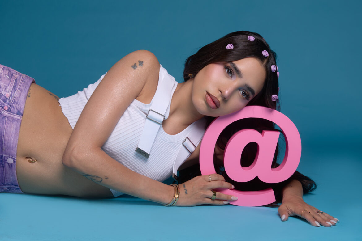 DOME PRESENTA LA DEL ARROBA, SU ÁLBUM DEBUT Y LA TRANSFORMACIÓN DE UNA «INTERNET GIRL» EN ARTISTA