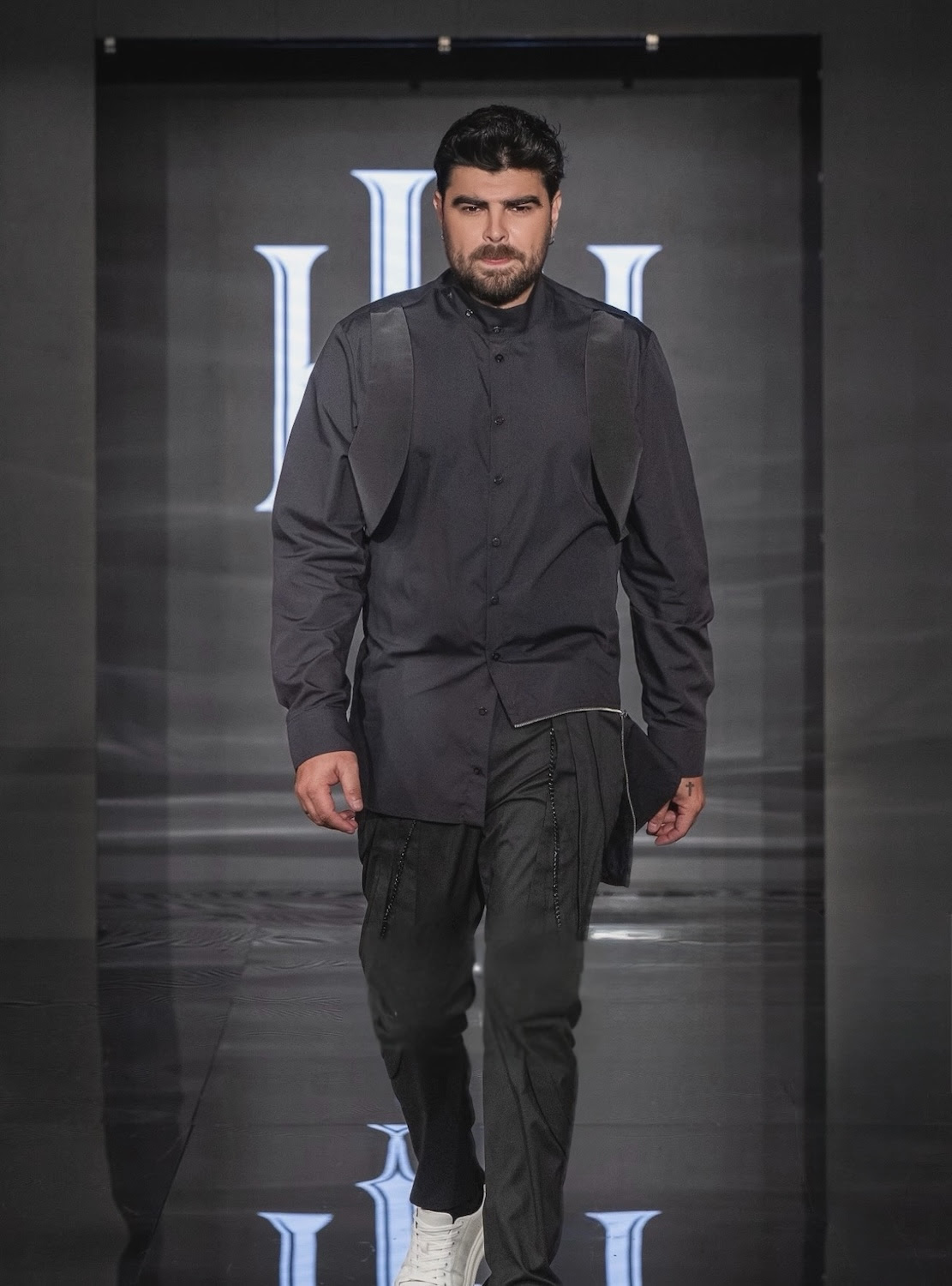 El cantante venezolano Jonathan Moly sorprendió en su debut como modelo en New York Fashion Week (NYFW), la más famosa pasarela del mundo.