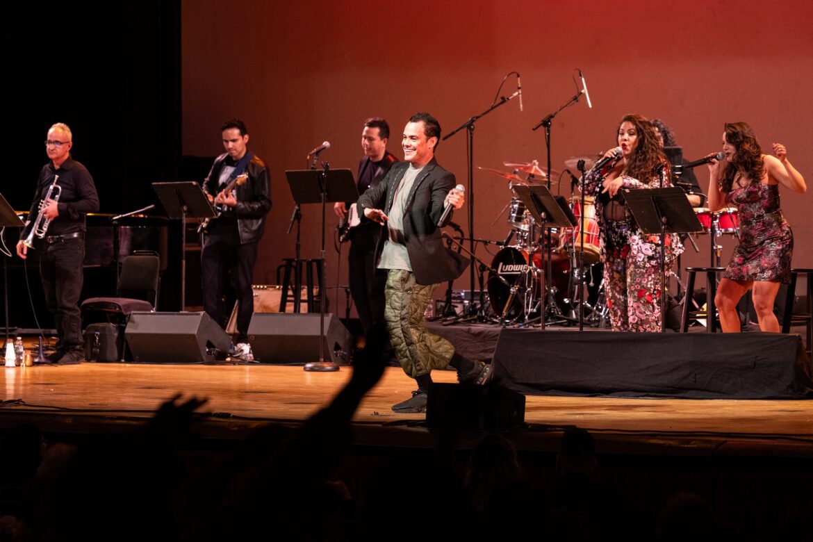 Migguel Anggelo celebra la experiencia inmigrante y la identidad latina con “ICONS: Latin Rhythms”