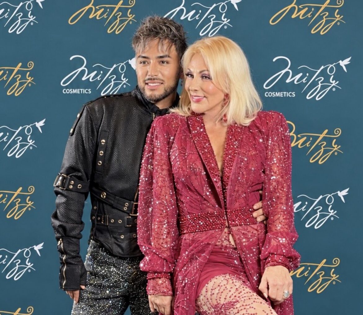 La actriz y el cantante abrieron la velada con su colaboración musical “Devórame otra vez”, en una noche que reunió moda, talento y emoción bajo la conducción de Malyllany Marín